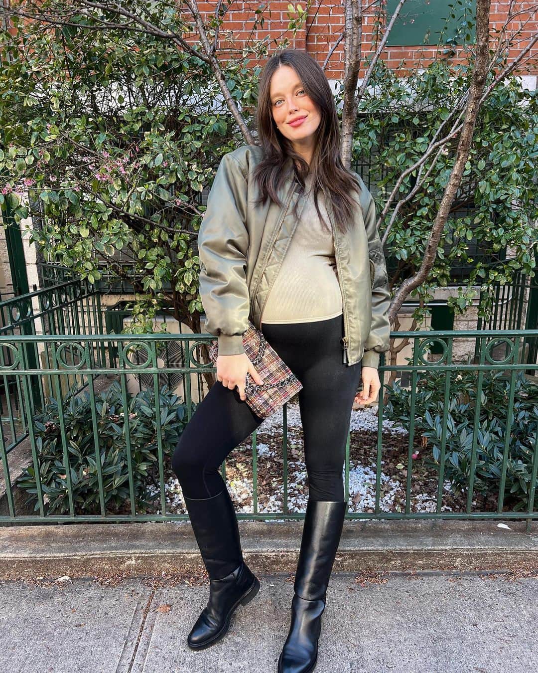 エミリー・DiDonatoのインスタグラム：「Booked and busy with meetings until I’m booked and busy with a newborn 👶🏻」