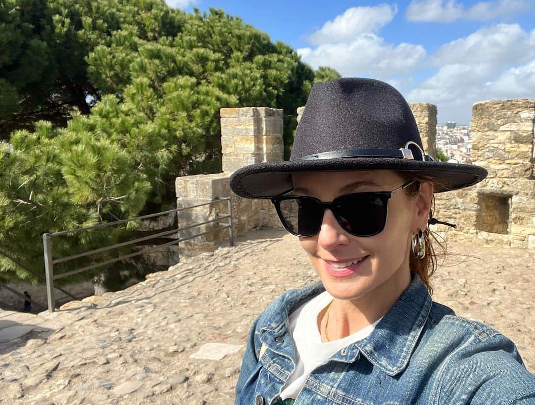 サラ・ウェイン・キャリーズのインスタグラム：「lisbon 💋 🏰 🦚」