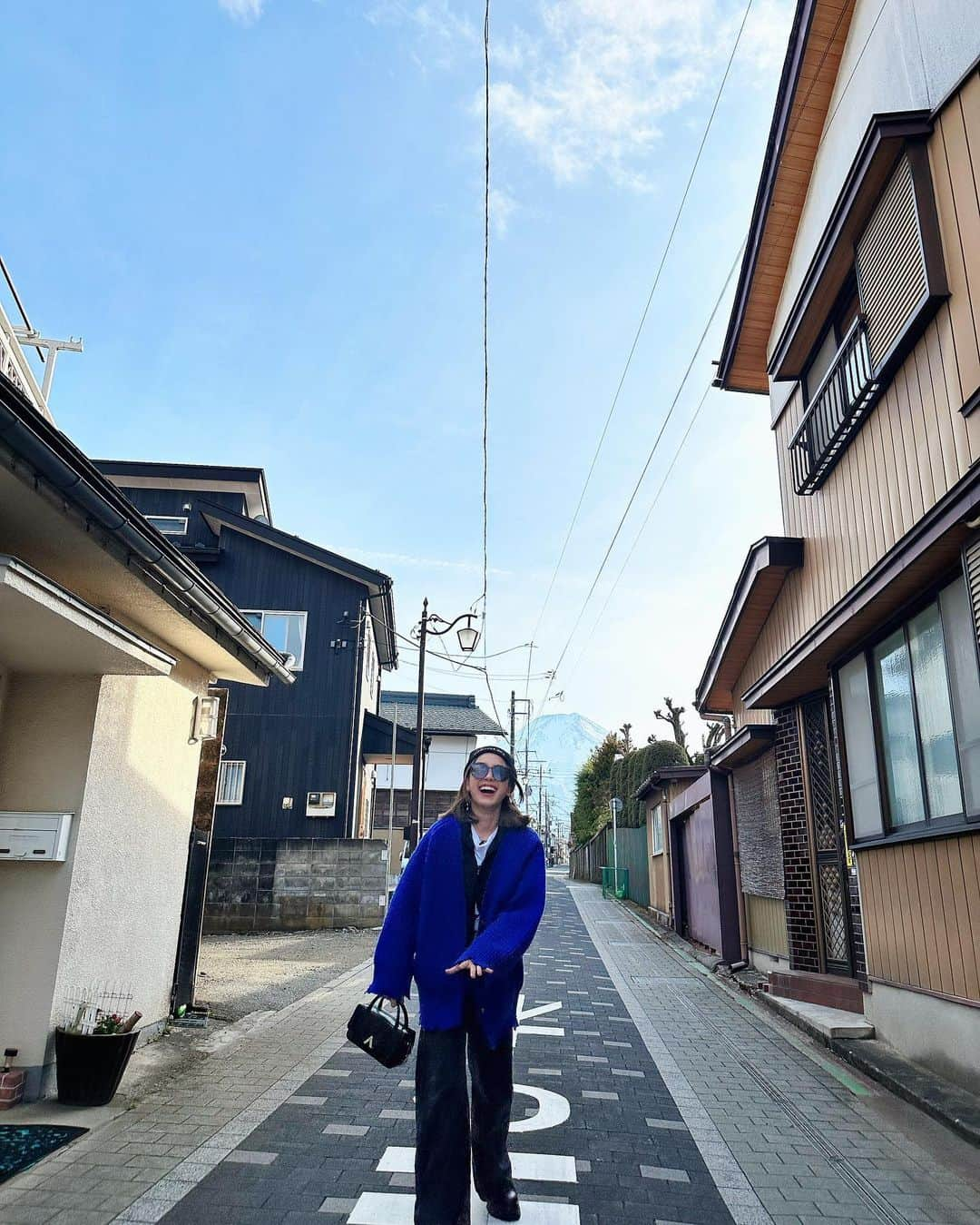 レスレイ・チアンさんのインスタグラム写真 - (レスレイ・チアンInstagram)「I love Mount Fuji. Can you tell I love Mount Fuji? Coz I love Mount Fuji 🤍🗻🇯🇵  #phantomhand #myrighthandwascold #insidemyuniqlo #lol #peaktouristmoment #japan #mountfuji #kawaguchiko #pose #富士山 #河口湖」3月16日 21時46分 - lesleychianglove