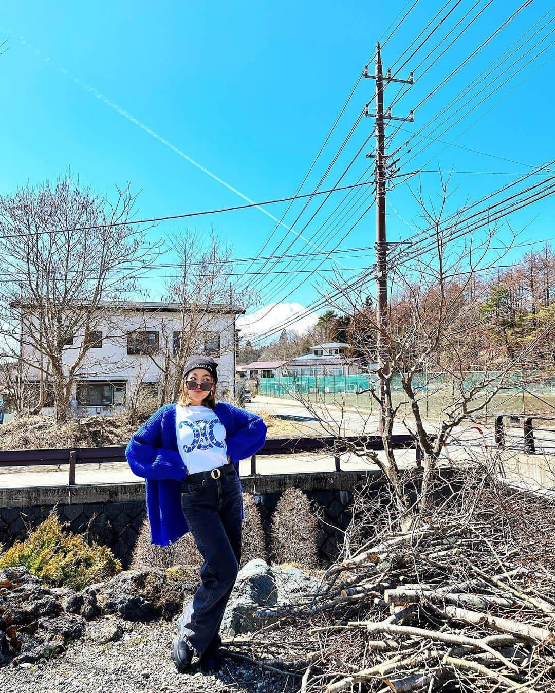 レスレイ・チアンさんのインスタグラム写真 - (レスレイ・チアンInstagram)「I love Mount Fuji. Can you tell I love Mount Fuji? Coz I love Mount Fuji 🤍🗻🇯🇵  #phantomhand #myrighthandwascold #insidemyuniqlo #lol #peaktouristmoment #japan #mountfuji #kawaguchiko #pose #富士山 #河口湖」3月16日 21時46分 - lesleychianglove