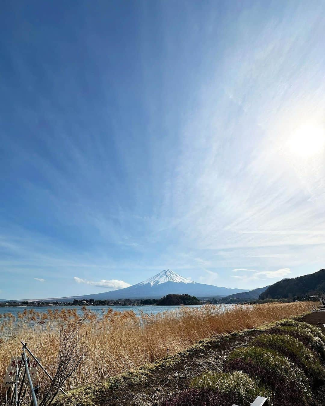 レスレイ・チアンさんのインスタグラム写真 - (レスレイ・チアンInstagram)「I love Mount Fuji. Can you tell I love Mount Fuji? Coz I love Mount Fuji 🤍🗻🇯🇵  #phantomhand #myrighthandwascold #insidemyuniqlo #lol #peaktouristmoment #japan #mountfuji #kawaguchiko #pose #富士山 #河口湖」3月16日 21時46分 - lesleychianglove