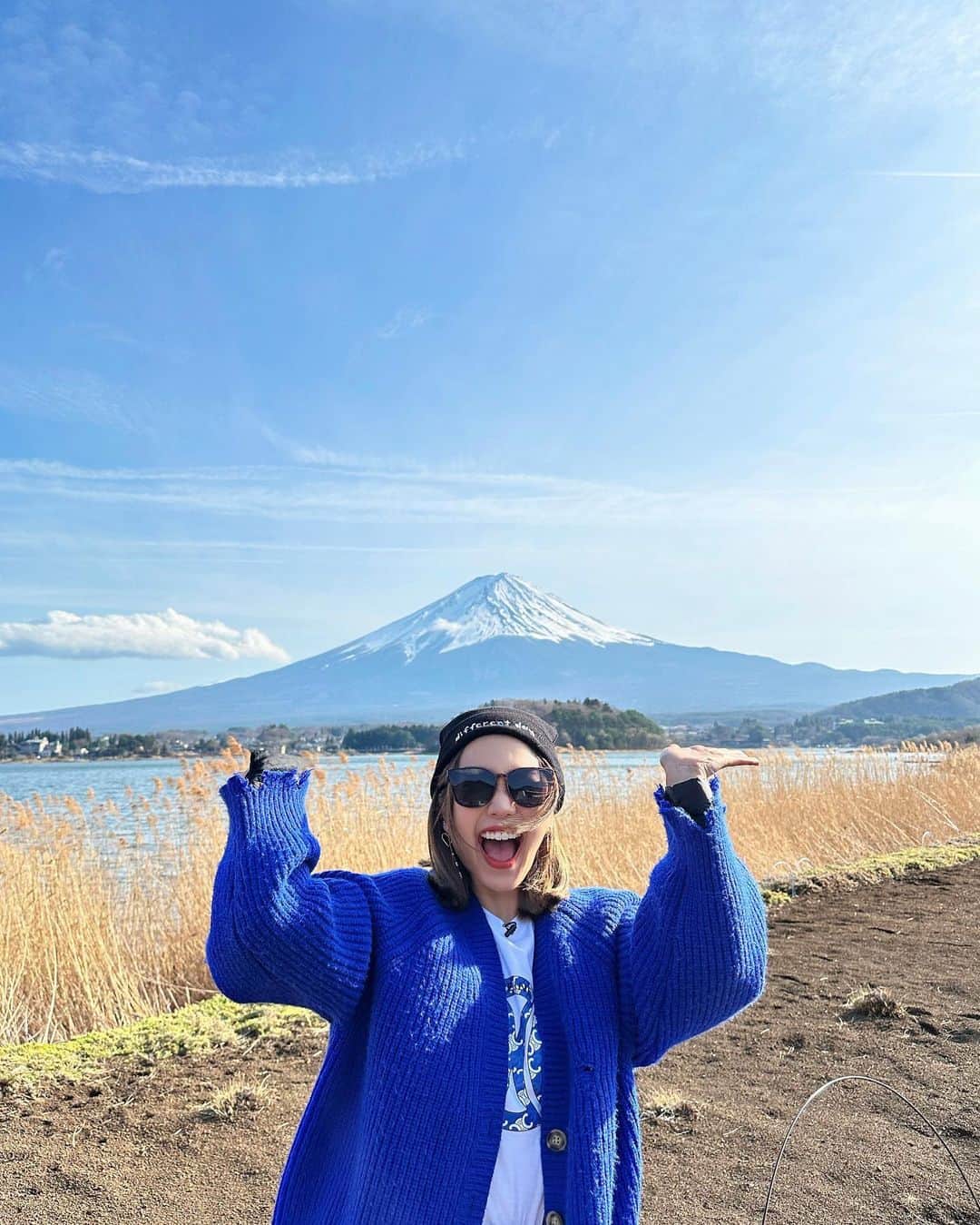 レスレイ・チアンのインスタグラム：「I love Mount Fuji. Can you tell I love Mount Fuji? Coz I love Mount Fuji 🤍🗻🇯🇵  #phantomhand #myrighthandwascold #insidemyuniqlo #lol #peaktouristmoment #japan #mountfuji #kawaguchiko #pose #富士山 #河口湖」
