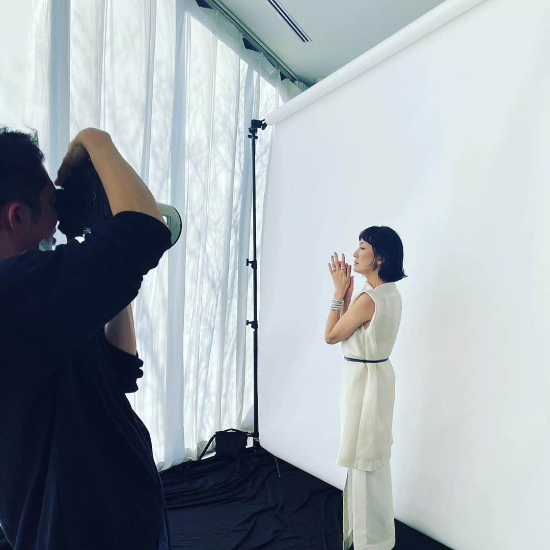 板谷由夏 のインスタグラム：「春をどれだけ早送りするの？ ふわふわした春をもっと味わいたい。 今日の陽射しは初夏。 四季が二季にいよいよなってきた。 @precious.jp  撮影 カメラの前は旅ができて良い。」