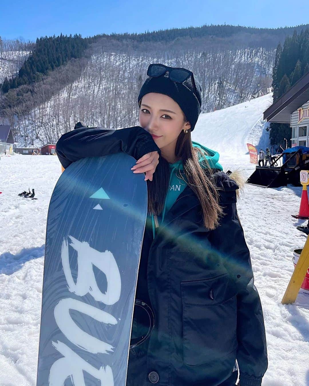 MIWAのインスタグラム：「☀️🏂💙 ㅤㅤㅤㅤㅤㅤㅤㅤㅤㅤㅤㅤㅤ ㅤㅤㅤㅤㅤㅤㅤㅤㅤㅤㅤㅤㅤ ウェアの質問多かったんだけど 上下とも楽天で買ったもの✌🏽 ゴーグルも持ってるんだけど サングラスはH&Mなのに 直射日光浴びないから愛用🕶♡ 吹雪いてる時はゴーグル🥽笑 ㅤㅤㅤㅤㅤㅤㅤㅤㅤㅤㅤㅤㅤ #スノボウェア#スノボ#スノボー #スノボ女子#白馬#白馬47#春雪」