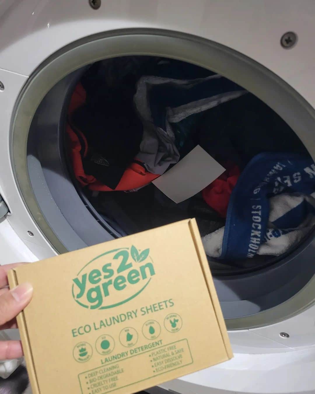 上田藍さんのインスタグラム写真 - (上田藍Instagram)「. 🌿🌀👕🌀👕🌀👕🌀👕🌀👕🌿  今日は、サポートをしていただいている、株式会社グランブルーさんが取り扱いをされている【yes 2 green】という洗濯洗剤をご紹介させていただきます🌿  Yes 2GreenのECOランドリーシートは、自然由来の環境や人に優しい原材料を使用した、新しいシート状の洗たく洗剤です🌍️✨  軽くてコンパクトなECOランドリーシートは、人に優しいだけではなく、プラスチックフリー・生分解性の高い原材料、軽量で輸送時のCO 2排出量削減と環境にも優しい洗剤🌿✨  https://www.rakuten.co.jp/la-poche/?l2-id=item_SP_ShopTopInShopinfo  遠征の時に、持ち運びがしやすく、エコにも繋がるとのことで、自然に優しく、ウェアも綺麗に🙌✨  今年から、海外遠征の必需アイテムになっています🤗✨  #eco #ランドリーシート #洗濯　#プラスチックフリー #グランブルー #自然に優しい🌿 #感謝💛  🌿🌀👕🌀👕🌀👕🌀👕🌀👕🌿」3月16日 21時45分 - ai_love_tri