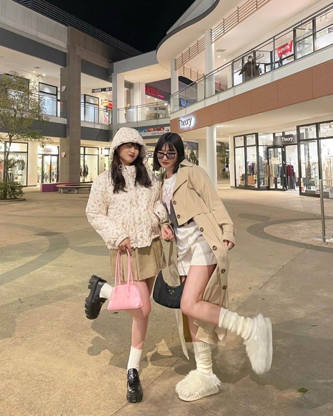 河﨑莉奈のインスタグラム：「最近ツーショ多いな🐥🐥  @minakawasaki」