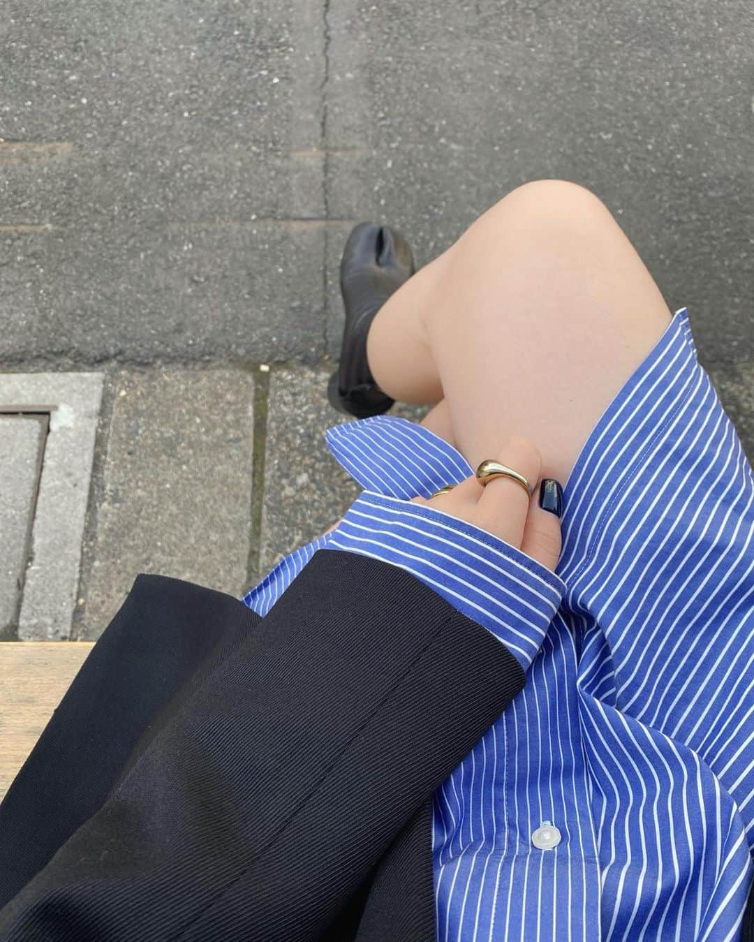 吉田佳菜のインスタグラム：「ㅤㅤㅤㅤㅤㅤㅤㅤㅤㅤㅤㅤㅤ ㅤㅤㅤㅤㅤㅤㅤㅤㅤㅤㅤㅤㅤ Jacket × Stripe shirt 🖤💙  #ちわcode #ちわこの休日 #春コーデ #シャツコーデ #ストライプシャツ #ジャケット #ジャケットコーデ #足袋ブーツ #maisonmargiela」