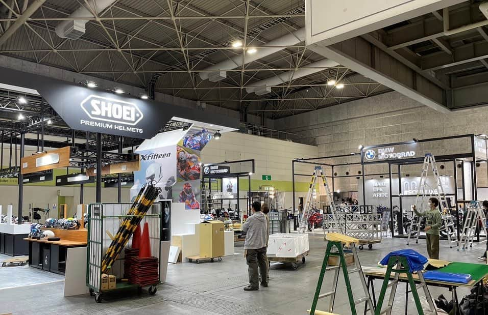 ザウス住宅プロデュースのインスタグラム：「【ZAUSイベント】準備風景🛠🧰  明日より「大阪モーターサイクルショー2023」にZAUSが出展いたします！！  という事で… 本日午後よりは、準備に行ってまいりました🦾 　  制限も緩和され🌿 多くのバイク好きの方々にお会い出来ることを期待し✨ どのブースも気合十分💪🏻です！！  (チラリ👀　準備中の様子です。)  　　 是非っ 今週末は、インテックス大阪へお越しください♫  #garagehouse#garage#car#bike #home#architecture#design#zaus #大阪#モーターサイクルショー #2023#インテックス大阪#2号館 #よしっ#プロデューサーに相談しに行こう #ザウス#バイク#ガレージハウス#イベント #パンフレットご覧ください #建築#建築家との家づくり#暮らしを楽しむ」