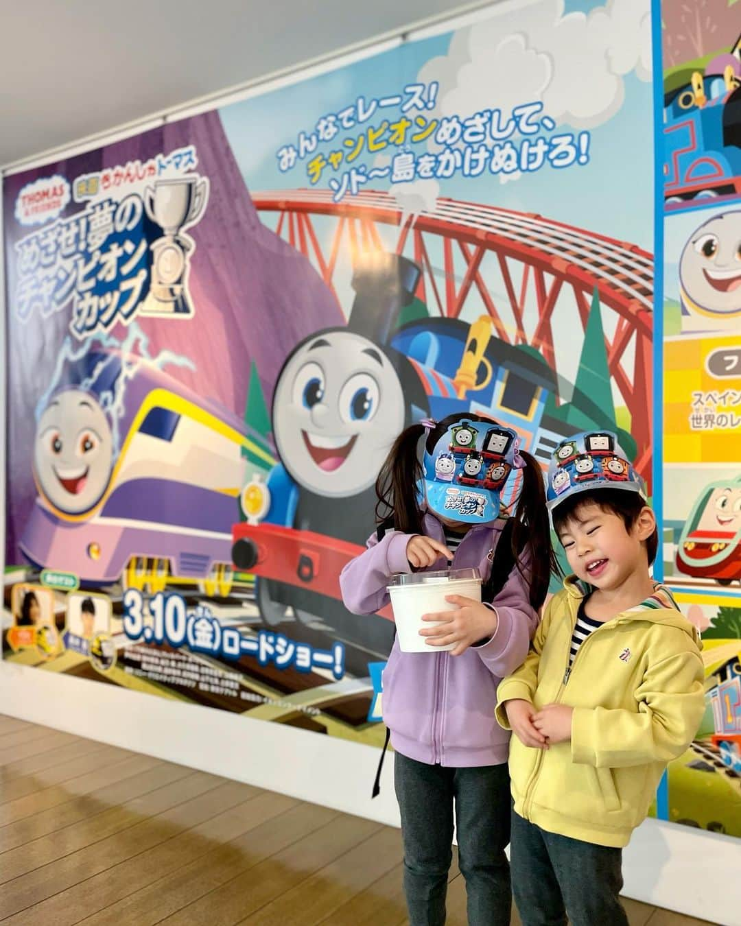 こままりえのインスタグラム：「子供連れ映画✌️ きかんしゃトーマスの映画へ🚂🎞💭💭 劇場版最新作の『映画 きかんしゃトーマス  めざせ！ 夢のチャンピオンカップ』は トーマスの絵柄が新しくなっていて ポップで可愛いキャラたちに 子供たちとほっこりしちゃいました😌💕  今回はレースのお話だったからハラハラドキドキ🚂💓 子供たちがスクリーンに向かって 一生懸命応援している姿が印象的で 「がんばれ～！」とか拍手している姿が すごーく微笑ましかった😊✨  レースで勝ちだけを目指すのではなく、 仲間と力を合わせていく中で 大切なことを学んでいくトーマスたちの姿は 子供たちに伝えたいメッセージが沢山詰まっていて 学ぶことも沢山で観てよかったです👌  ライバル役のYOUさんと藤井隆さんも すごくいいキャラで子どももずっと釘付け🤣 私も注目して観ていました😝  全国で公開中なので気になる方は ぜひチェックしてみて下さい😊🎥 子供と映画をみる時間って大好き〜💗  #キャラウォーカー #きかんしゃトーマス #トーマス #映画きかんしゃトーマス #thomas #PR #ヒューマントラストシネマ渋谷 #cocotiSHIBUYA #子供とお出かけ #ワンオペ育児 #春休み #春休みの過ごし方 #春休みの思い出 #映画デビュー #映画館デビュー #初めての映画 #映画デート #子連れ映画 #子連れシネマ #トーマス好き #二児ママ #姉弟 #娘ちゃんの成長記録 #5歳10ヶ月 #弟くんの成長記録 #3歳10ヶ月」