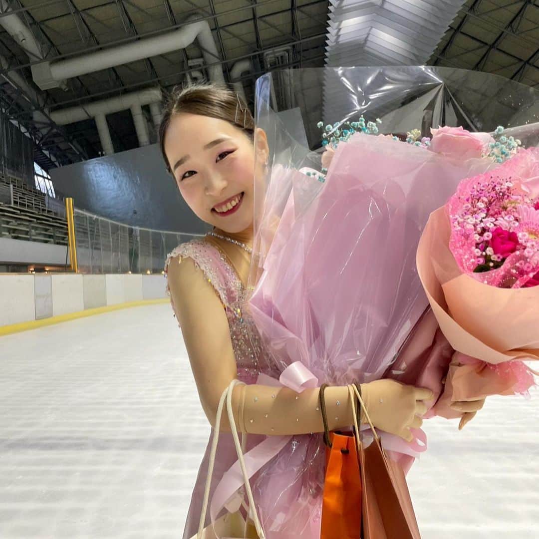 竹野比奈のインスタグラム：「引退しました⛸ 17年間ありがとうございました✨  たくさんの花束やプレゼント、バナーありがとうございました🫶🏻  現地まで足を運んで見にきて頂きとっても嬉しかったです🥹💗  #お花屋さんができそうなくらいの花束 #花束で幸せな筋肉痛 #ピンク多め♡」