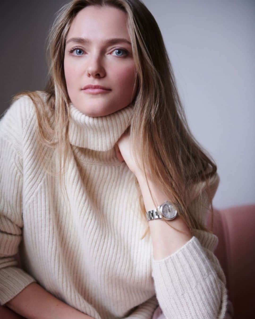 ヴラダ・ロスリャコヴァのインスタグラム：「Details. There is a meaning behind every little thing. Some photos of my home beautifully captured by @nataliekogan for @theblueprint.ru  And kindly written by @svetlana.satchkova  Link in bio.  Ссылка на интервью в профиле. А кто из моих русскоговорящих подписчиков уже прочитал?」