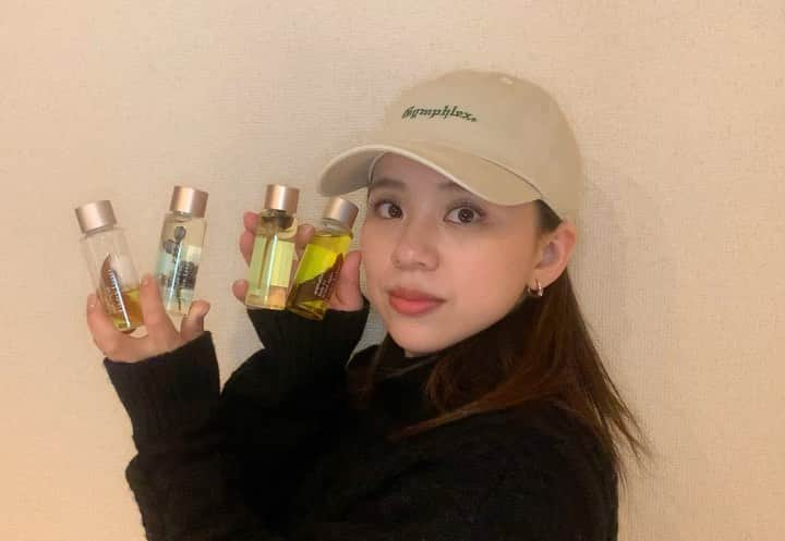 村上茉愛のインスタグラム：「.  暖かくなってきましたが、花粉が🤧 もしかしたら花粉症かも？ってなっている状態です。笑  静電気などもまだ気になりますので そんな時におすすめ商品紹介します！  リンデンリーブス  ヘア&ボディオイル　（美容オイル）  サラサラの使い心地なので夏でも使用できます😎 べたつかない仕上がり、多くの美容効果なので 髪・顔・身体・爪など様々なケアに応用できるのがGOOD♡  髪につけるとすごいいい匂いします♡ わたしはシトラスがオススメですが、 オイルだから匂いが濃ゆいように感じますが 全然感じないです😎なんと言っても中に ドライフルーツや花が入ってるので見た目も可愛い💐🍋  動画撮ろうとしたら何するか忘れました笑  @lindenleaves @efinternational  #efinternational #エフィと香りの暮らし #ドライオイル #ボディオイル #マルチオイル #美容オイル #ヘアオイル #フレグランス #香りのある暮らし #lindenleaves#pr」