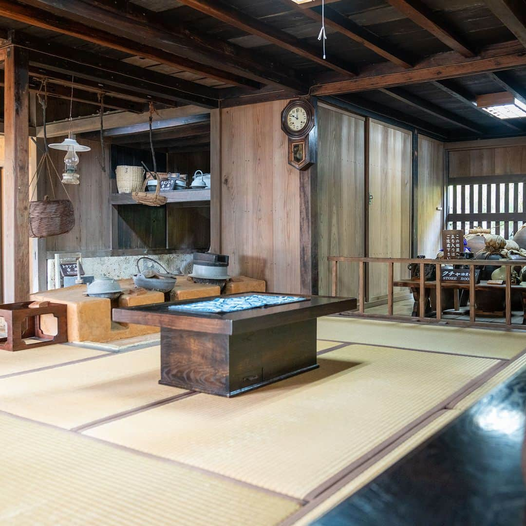 Be.okinawaさんのインスタグラム写真 - (Be.okinawaInstagram)「Step back in time⏳with a visit to the Nakamura House, a traditional Okinawan farmhouse built in the 1700s. Its architecture and design are typical of the period, such as the roadside stone slab wall to block unwelcome spirits.👻 The property, complete with a beautiful garden and 250-year-old fukugi trees, is maintained by the family’s 12th generation.🌲  在建於1700年代的沖繩傳統農家「中村家住宅」中，來場時空穿越之旅⏳。用於避邪的路邊石板牆等都是當時典型的建築和設計👻。種有樹齡250年福木樹的美麗庭園，正由第12代家族負責管理著🌲。  1700년대에 지어진 오키나와의 전통 농가 "나카무라가 주택"에서 떠나는 시간여행⏳ 사악한 기운을 차단하기 위해 길가에 만들어 둔 석판으로 된 벽 등, 당시의 전형적인 건축과 디자인을 감상하실 수 있습니다. 👻 수령 250년의 복나무가 있는 아름다운 정원은 12대째인 가족들이 관리하고 있습니다.🌲  #visitokinawa #okinawatrip #okinawaphoto #okinawajapan #japaneseislands #japantravel #japan #explorejapan #discoverjapan #visitjapan #japantrip #japanphoto #japantourism #okinawa  #okinawanarchitecture #fukugitree #nakamurake #沖縄 #沖縄観光 #沖繩 #오키나와 #旅行 #여행 #打卡 #여행스타그램」3月16日 22時00分 - visitokinawajapan