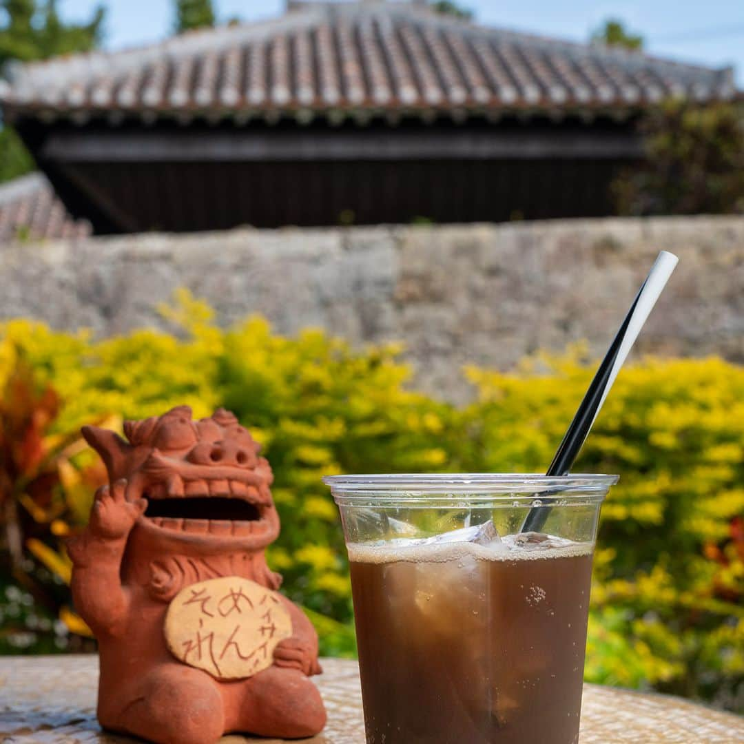 Be.okinawaさんのインスタグラム写真 - (Be.okinawaInstagram)「Step back in time⏳with a visit to the Nakamura House, a traditional Okinawan farmhouse built in the 1700s. Its architecture and design are typical of the period, such as the roadside stone slab wall to block unwelcome spirits.👻 The property, complete with a beautiful garden and 250-year-old fukugi trees, is maintained by the family’s 12th generation.🌲  在建於1700年代的沖繩傳統農家「中村家住宅」中，來場時空穿越之旅⏳。用於避邪的路邊石板牆等都是當時典型的建築和設計👻。種有樹齡250年福木樹的美麗庭園，正由第12代家族負責管理著🌲。  1700년대에 지어진 오키나와의 전통 농가 "나카무라가 주택"에서 떠나는 시간여행⏳ 사악한 기운을 차단하기 위해 길가에 만들어 둔 석판으로 된 벽 등, 당시의 전형적인 건축과 디자인을 감상하실 수 있습니다. 👻 수령 250년의 복나무가 있는 아름다운 정원은 12대째인 가족들이 관리하고 있습니다.🌲  #visitokinawa #okinawatrip #okinawaphoto #okinawajapan #japaneseislands #japantravel #japan #explorejapan #discoverjapan #visitjapan #japantrip #japanphoto #japantourism #okinawa  #okinawanarchitecture #fukugitree #nakamurake #沖縄 #沖縄観光 #沖繩 #오키나와 #旅行 #여행 #打卡 #여행스타그램」3月16日 22時00分 - visitokinawajapan