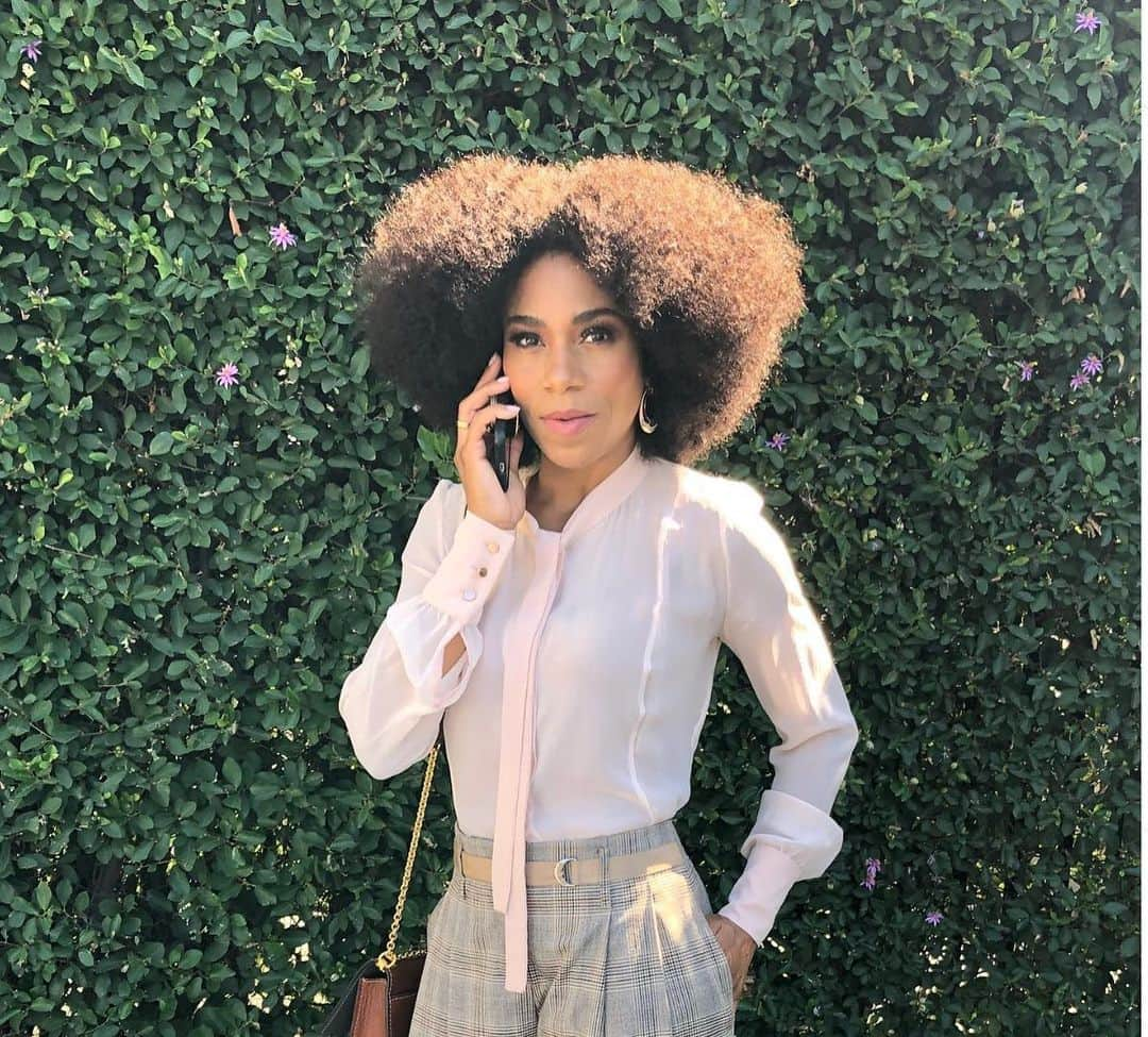 Kelly McCrearyのインスタグラム：「Learning to love my hair wasn’t always easy. That’s why celebrating #NationalCurlCrushDay with Carol’s Daughter & @LisaPrice is important to me, to encourage everyone to love your curls & unleash your inner Goddess. Curl Power! 🤎   #CarolsDaughterPartner @carolsdaughter #GoddessStrength  #CurlCrushChallenge」