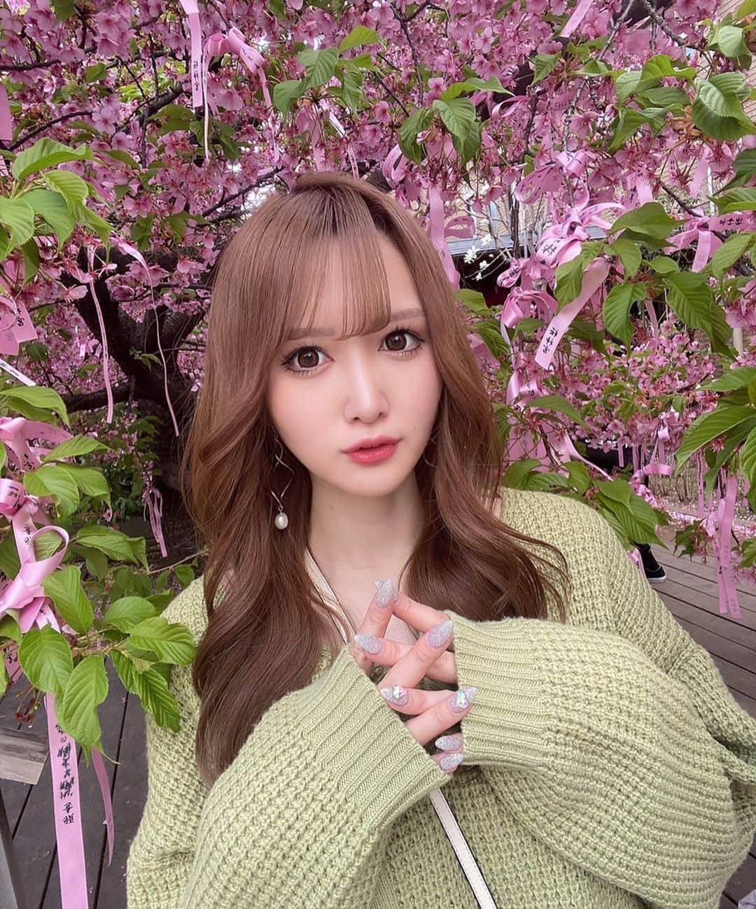 長沼まゆのインスタグラム：「すっかり春だねえ🌸  #桜神宮#お花見#花見スポット#桜新町#河津桜#お花見コーデ#ワンホンヘア#中華メイク」
