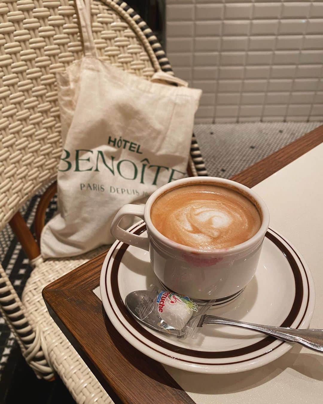 puinpiのインスタグラム：「☕️  ミルクたっぷりのラテと  カップについたリップの跡🫦  ハンドルが長くて薄手のトートバッグ  ずっとかわらず好きなもの。  #Pui#BENOÎTE#CAFE #puishop#benoite  #丸の内カフェ#トートバッグ #カフェ巡り」