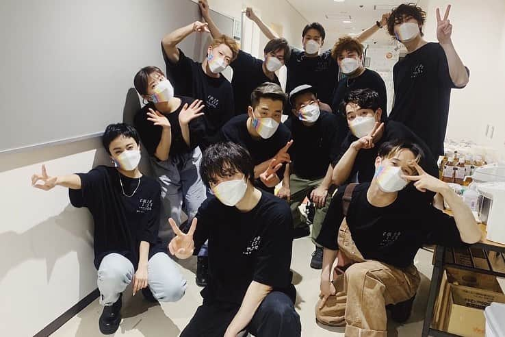 穴井隆文さんのインスタグラム写真 - (穴井隆文Instagram)「DAICHI MIURA  LIVE TOUR 2019-2023 COLORLESS ⁡ コロナ前のアリーナ公演から始まり 昨日の浜松まで全44公演 ついに完走しました！ ⁡ 1日明けて、終わっちゃったなぁと少し寂しい気持ちと 大知くんをはじめ、ダンサー、バンド、スタッフの皆さん、そして応援してくださったみなさんに 心からの感謝でいっぱいです。 ⁡ ⁡ ラスト2公演 開演前の大知コールでじーんときて ステージ上がって声援でじーんときて 手を繋いでカーテンコールができてじーんときて ⁡ 改めて、あたり前じゃない幸せを噛み締めて 次のステップへ！！ ありがとうございました！！ ⁡ ⁡ #三浦大知 #daichimiura #colorless #colorlesstour #ミカとのご当地ジェスチャー楽しかったな #度重なる延期の中でも全公演開催してくれた大知くんスタッフの皆さんに感謝」3月16日 22時07分 - taabow919