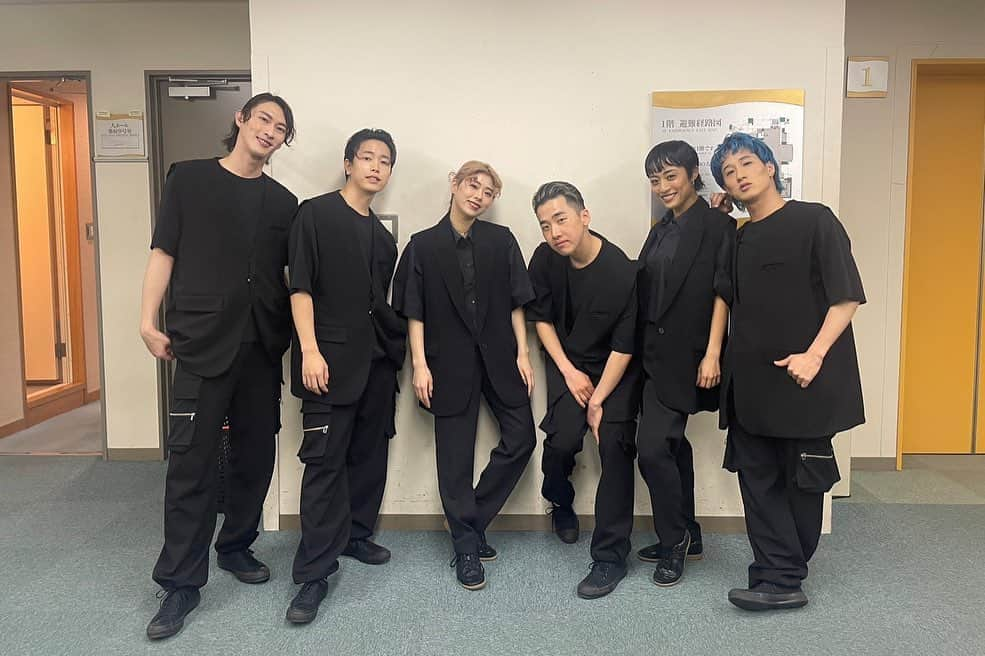 穴井隆文さんのインスタグラム写真 - (穴井隆文Instagram)「DAICHI MIURA  LIVE TOUR 2019-2023 COLORLESS ⁡ コロナ前のアリーナ公演から始まり 昨日の浜松まで全44公演 ついに完走しました！ ⁡ 1日明けて、終わっちゃったなぁと少し寂しい気持ちと 大知くんをはじめ、ダンサー、バンド、スタッフの皆さん、そして応援してくださったみなさんに 心からの感謝でいっぱいです。 ⁡ ⁡ ラスト2公演 開演前の大知コールでじーんときて ステージ上がって声援でじーんときて 手を繋いでカーテンコールができてじーんときて ⁡ 改めて、あたり前じゃない幸せを噛み締めて 次のステップへ！！ ありがとうございました！！ ⁡ ⁡ #三浦大知 #daichimiura #colorless #colorlesstour #ミカとのご当地ジェスチャー楽しかったな #度重なる延期の中でも全公演開催してくれた大知くんスタッフの皆さんに感謝」3月16日 22時07分 - taabow919