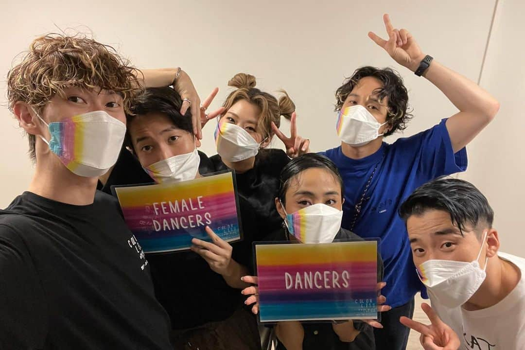 穴井隆文さんのインスタグラム写真 - (穴井隆文Instagram)「DAICHI MIURA  LIVE TOUR 2019-2023 COLORLESS ⁡ コロナ前のアリーナ公演から始まり 昨日の浜松まで全44公演 ついに完走しました！ ⁡ 1日明けて、終わっちゃったなぁと少し寂しい気持ちと 大知くんをはじめ、ダンサー、バンド、スタッフの皆さん、そして応援してくださったみなさんに 心からの感謝でいっぱいです。 ⁡ ⁡ ラスト2公演 開演前の大知コールでじーんときて ステージ上がって声援でじーんときて 手を繋いでカーテンコールができてじーんときて ⁡ 改めて、あたり前じゃない幸せを噛み締めて 次のステップへ！！ ありがとうございました！！ ⁡ ⁡ #三浦大知 #daichimiura #colorless #colorlesstour #ミカとのご当地ジェスチャー楽しかったな #度重なる延期の中でも全公演開催してくれた大知くんスタッフの皆さんに感謝」3月16日 22時07分 - taabow919