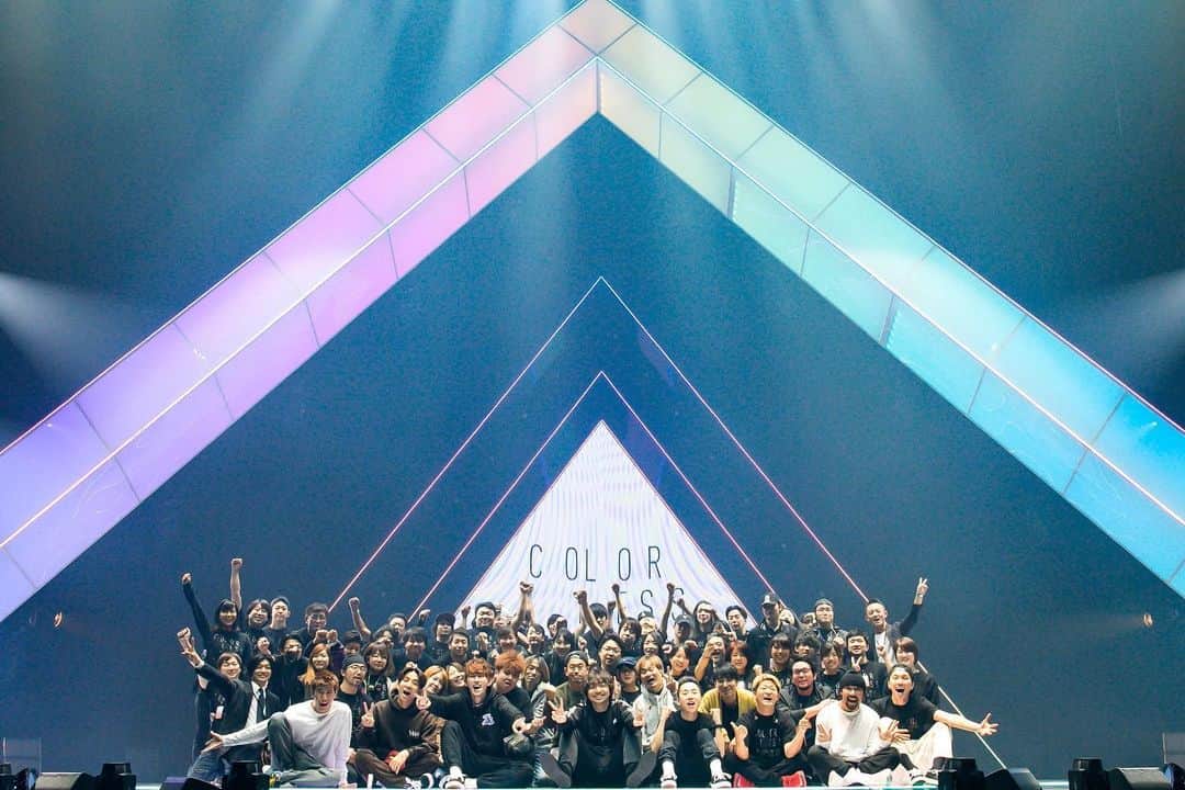 穴井隆文さんのインスタグラム写真 - (穴井隆文Instagram)「DAICHI MIURA  LIVE TOUR 2019-2023 COLORLESS ⁡ コロナ前のアリーナ公演から始まり 昨日の浜松まで全44公演 ついに完走しました！ ⁡ 1日明けて、終わっちゃったなぁと少し寂しい気持ちと 大知くんをはじめ、ダンサー、バンド、スタッフの皆さん、そして応援してくださったみなさんに 心からの感謝でいっぱいです。 ⁡ ⁡ ラスト2公演 開演前の大知コールでじーんときて ステージ上がって声援でじーんときて 手を繋いでカーテンコールができてじーんときて ⁡ 改めて、あたり前じゃない幸せを噛み締めて 次のステップへ！！ ありがとうございました！！ ⁡ ⁡ #三浦大知 #daichimiura #colorless #colorlesstour #ミカとのご当地ジェスチャー楽しかったな #度重なる延期の中でも全公演開催してくれた大知くんスタッフの皆さんに感謝」3月16日 22時07分 - taabow919