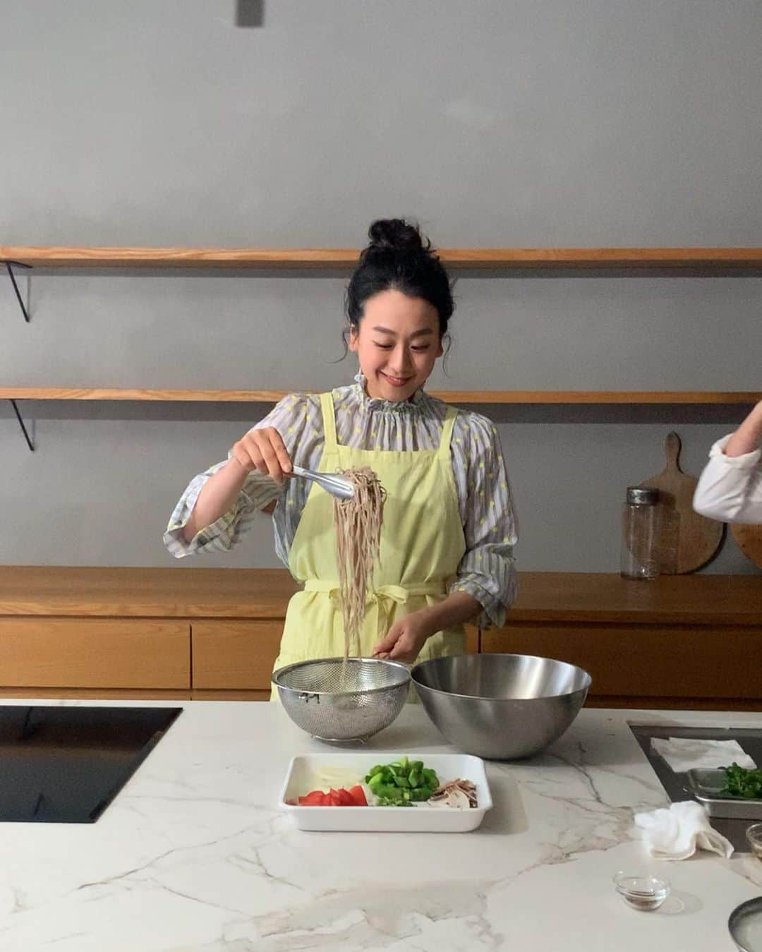 浅田真央さんのインスタグラム写真 - (浅田真央Instagram)「「オレンジページ3/17」 前沢リカ先生、美味しい精進料理を教えてくださりありがとうございました！ #オレンジページ #オレンジページレシピ #おうちごはん #体を整える #精進料理 #アスパラ #そばサラダ #美味しい」3月16日 22時09分 - maoasada2509