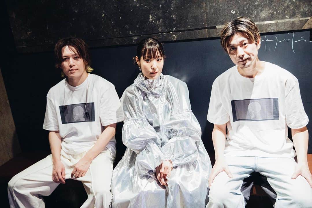 おかもとえみのインスタグラム：「wwavess TOUR初日渋谷WWWありがとうございました😍💘取り急ぎ感謝を！！！ 最高に楽しかったあああー💓💓ありがとねええ ツアーファイナルは3/29大阪！  photo by @rayotabe」