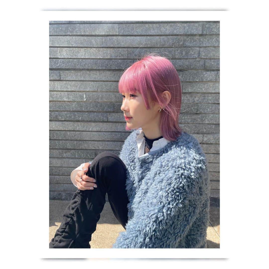 のインスタグラム：「グレープみたいな可愛すぎる髪色にして貰ったヨ🍇💖 どう？似合ってる？  #髪色　#ピンク　#グレープ　#mslash  #ミルボン　#姫カット　#ボブ　#ショート　#個性　#ヘア　#ヘアメイク　#ピンクヘア　#グレープピンクカラー　#青　#ファージャケット　#ファーコート　#ブルー」