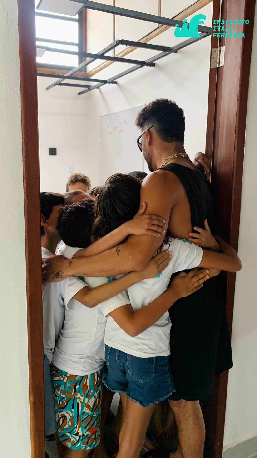 イタロ・フェレイラのインスタグラム：「Visita especial hoje de manhã para nossos alunos! O nosso patrono @italoferreira esteve no Instituto e foi recebido com muitos sorrisos e abraços 🤩  Foi incrível! E a reação das crianças quando viram ele? O que acharam 😍? 🌊🏄‍♂️🏄🏾‍♀️  #institutoitaloferreira #iif #projetosocial #surf #italoferreira」
