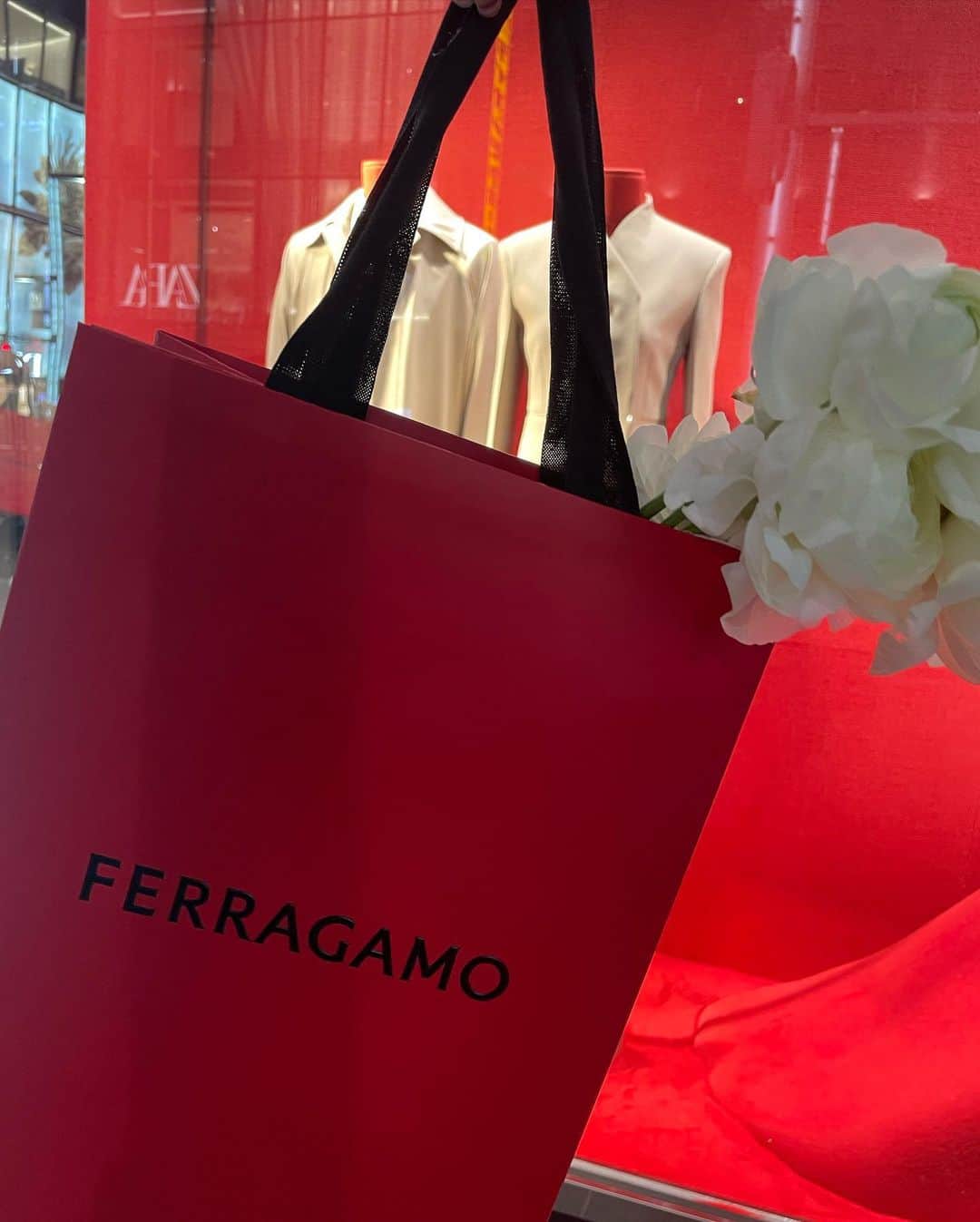江夏詩織さんのインスタグラム写真 - (江夏詩織Instagram)「FERRAGAMO  SPRING SUMMER 2023 COLLECTION  #ferragamo ❤️‍🔥」3月16日 22時20分 - shiori_enatsu