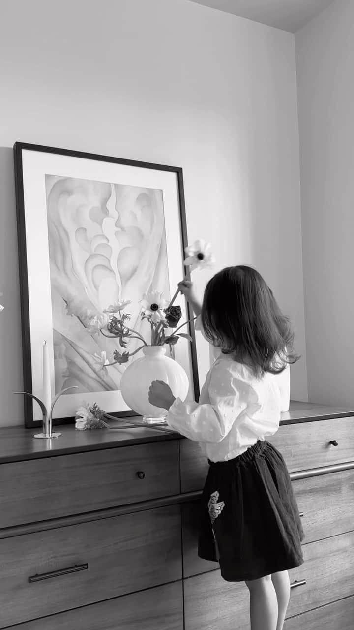大塚良子のインスタグラム：「Good morning🌷🎨 . . . #wednesday #nyc #newyork  #newyorkcity #life #interiordesign  #decor #flowers #flowerstagram  #inspiration #4yearsold   #ニューヨーク生活 #海外移住 #海外子育て#ニューヨークで子育て  #ニューヨークママ#4歳児」