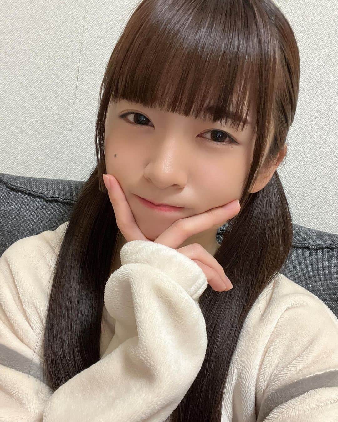 橋本美桜のインスタグラム：「これは顔が盛れている気がして自撮りをしたけどそうでもなかった日のハシモト。 ⁡ ⁡ ⁡ #アイドル #IDOL #偶像 #パッツン前髪 #ロングヘア  #茶髪 #茶髪ロング #ストレートヘア #ツインテール #ナチュラルメイク #アイドルメイク #ootd #makeup  ⁡」