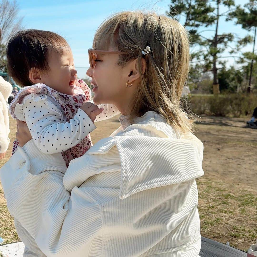 三浦あくりさんのインスタグラム写真 - (三浦あくりInstagram)「ピクニック出来る気温になってきて 休みのたびにピクニックリクエストされる👍 と、同時に母は花粉でパタリ🫠」3月16日 22時26分 - akurimiura