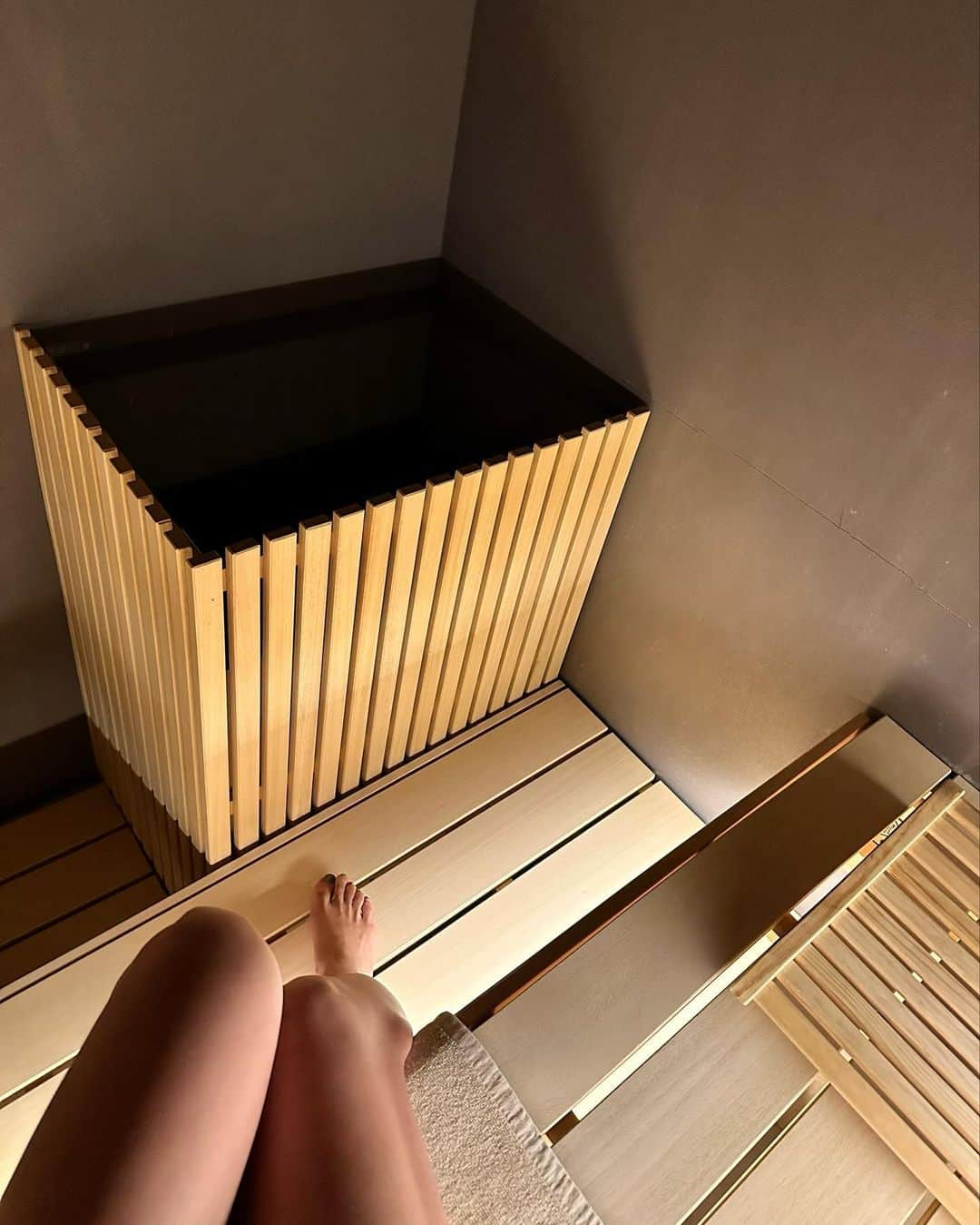 戸崎奈津のインスタグラム：「SAUNA RESET Pint🌿 @saunareset_pint 気軽に行ける、おひとり様用個室サウナ🧖‍♀️  浅草ホッピー通りの近くにある、9階建てのサウナタワー。個室の数が多く、広〜い✨  VIPサウナと一般個室サウナ♨️ VIPルームでは90℃以上のサウナ(アロマ付き)、水風呂、内気浴を綺麗な個室で思う存分堪能できる😚 違うフロアには、瞑想ルーム🧘‍♀️、VR体験ルーム、アロマルームまで👍1日居たい☺️  1,000円オフクーポンあるので使ってね👇 【1000-SNS204-2303】3月末まで。  #サウナ #サ活 #サウナ女子 #個室サウナ #セルフロウリュ #浅草観光 #浅草pint #台東区サウナ #PR #saunatime #sauna #SPA」