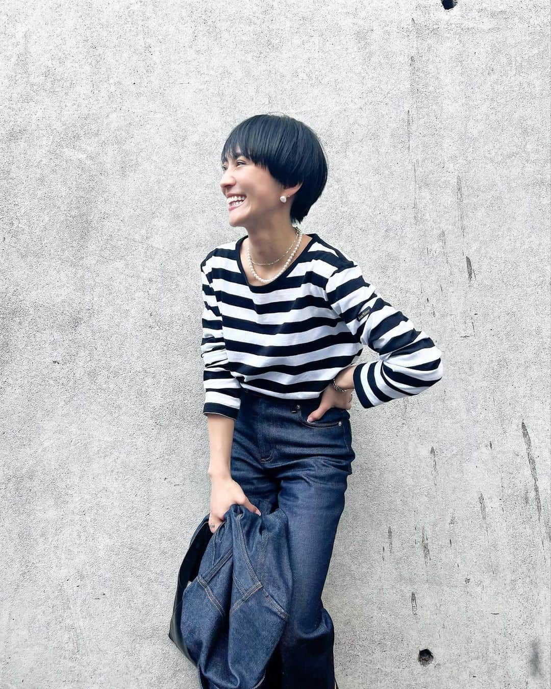 のインスタグラム：「. デニムonデニムのときは やっぱりレディライクなパールが必須 . デニム上下　@apc_paris  トップス　@leminor.fr  靴　@maisonmargiela  バッグ　@mm6maisonmargiela  パール、ピアス　@cadeauxjewelry  シルバーネックレス　@8uede  バングル　@philippeaudibert」