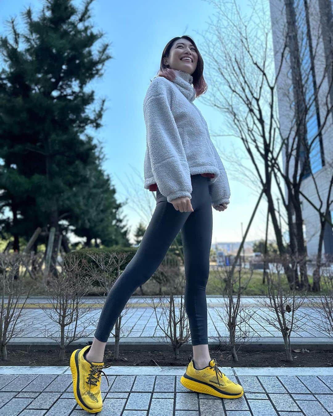 櫻井麻美さんのインスタグラム写真 - (櫻井麻美Instagram)「イエローがインパクトあってカッコイイ👟✨  お洋服がモノトーンでもコーディネートが華やかになるね😉  #outfit #ootd #KEEN #WK400 #Solvebywalking #ウォーキング  #ウォーキングシューズ」3月16日 22時29分 - mamiosakurai