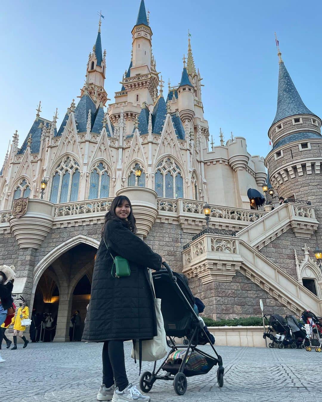 にわみきほのインスタグラム：「🏰🧡  #3月の目標のひとつ🌸 #家族３人ディズニー🐭」