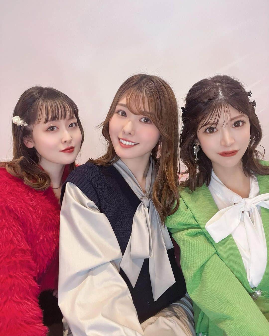 のインスタグラム：「3月も集まれた🫶💕 可愛いのに面白いからずっと笑ってる🤣 服の色みんなバラバラで主張強くて わらう笑 4月も楽しみ🫢💓  #女子会#三宮#三宮カフェ#kobe#可愛い#イエベとブルベ#服の主張#写真の位置固定#リングライト必須#アプリ」