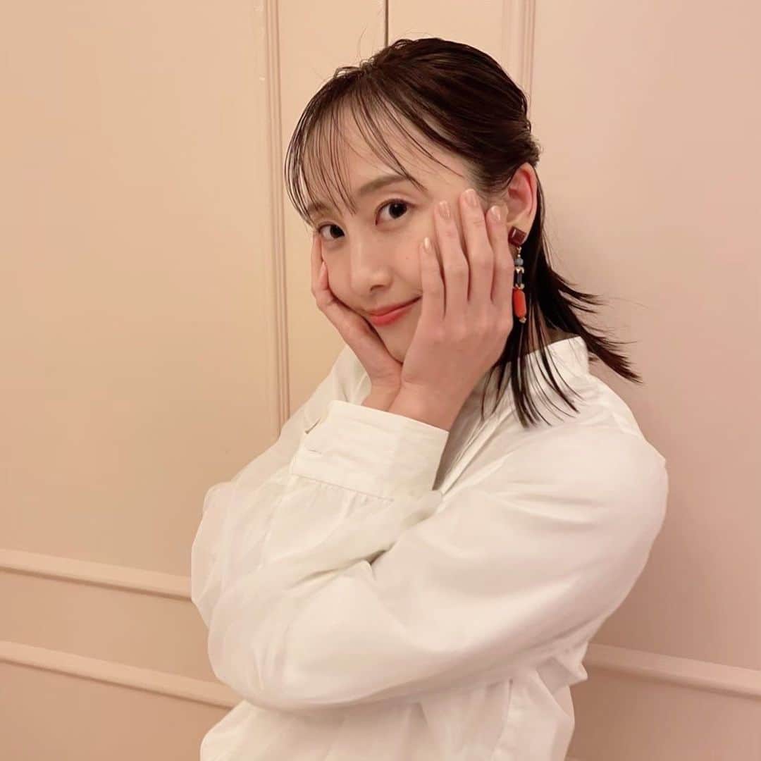 松井玲奈のインスタグラム：「『ミナト町純情オセロ』日々楽しんでおります。 毎日キャピっとしてますが、キャピキャピしてたら若返ったりしないかな？笑 明日は14時から！当日券もありますよー！」