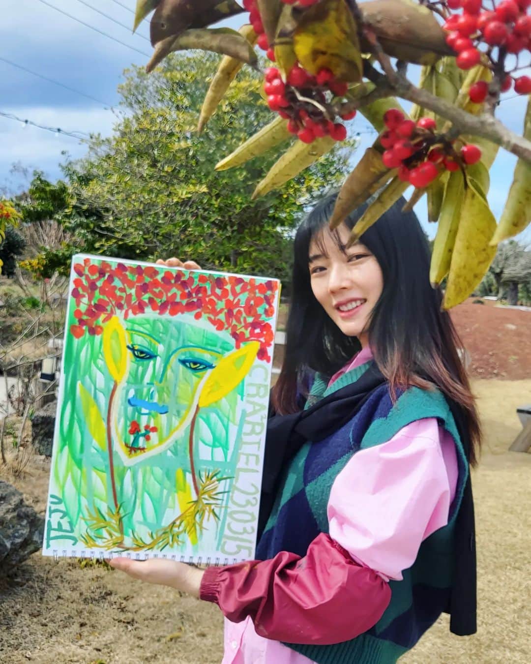 のインスタグラム：「#드로잉버스킹 #제주도  매일매일이 감사 😊  그리고 살짝콩 외롬 🙄  좋은곳에 가고 보고 느끼며 불쑥불쑥 일렁이는 감정들에 심장이 뛰고 멍이 든다  행복은 마냥 행복함만 가득한 상태에서는 가치를 못 발휘하지🌈💦👍  #여행 #제주도여행 #여행스타그램  #travelphotography #travelgram  #thanksgod」
