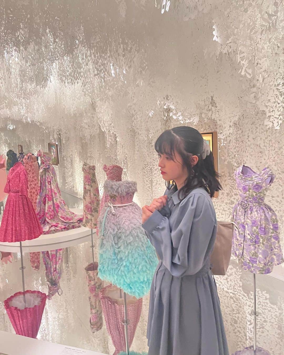 豊嶋花さんのインスタグラム写真 - (豊嶋花Instagram)「Christian Dior展に行ってきました。 素敵なドレスがいっぱいで幸せな空間でした！ いつかこんな綺麗なドレスが似合う女優さんになりたいなと、夢が膨らみました💭 #Dior #豊嶋花」3月16日 22時41分 - hanatoyoshima_official