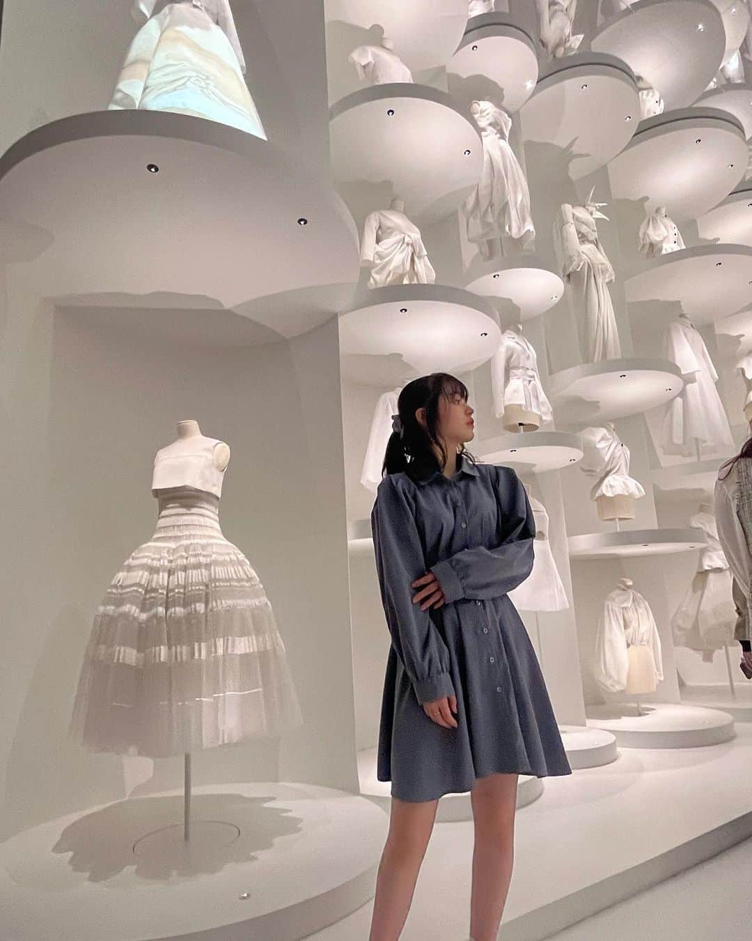 豊嶋花さんのインスタグラム写真 - (豊嶋花Instagram)「Christian Dior展に行ってきました。 素敵なドレスがいっぱいで幸せな空間でした！ いつかこんな綺麗なドレスが似合う女優さんになりたいなと、夢が膨らみました💭 #Dior #豊嶋花」3月16日 22時41分 - hanatoyoshima_official