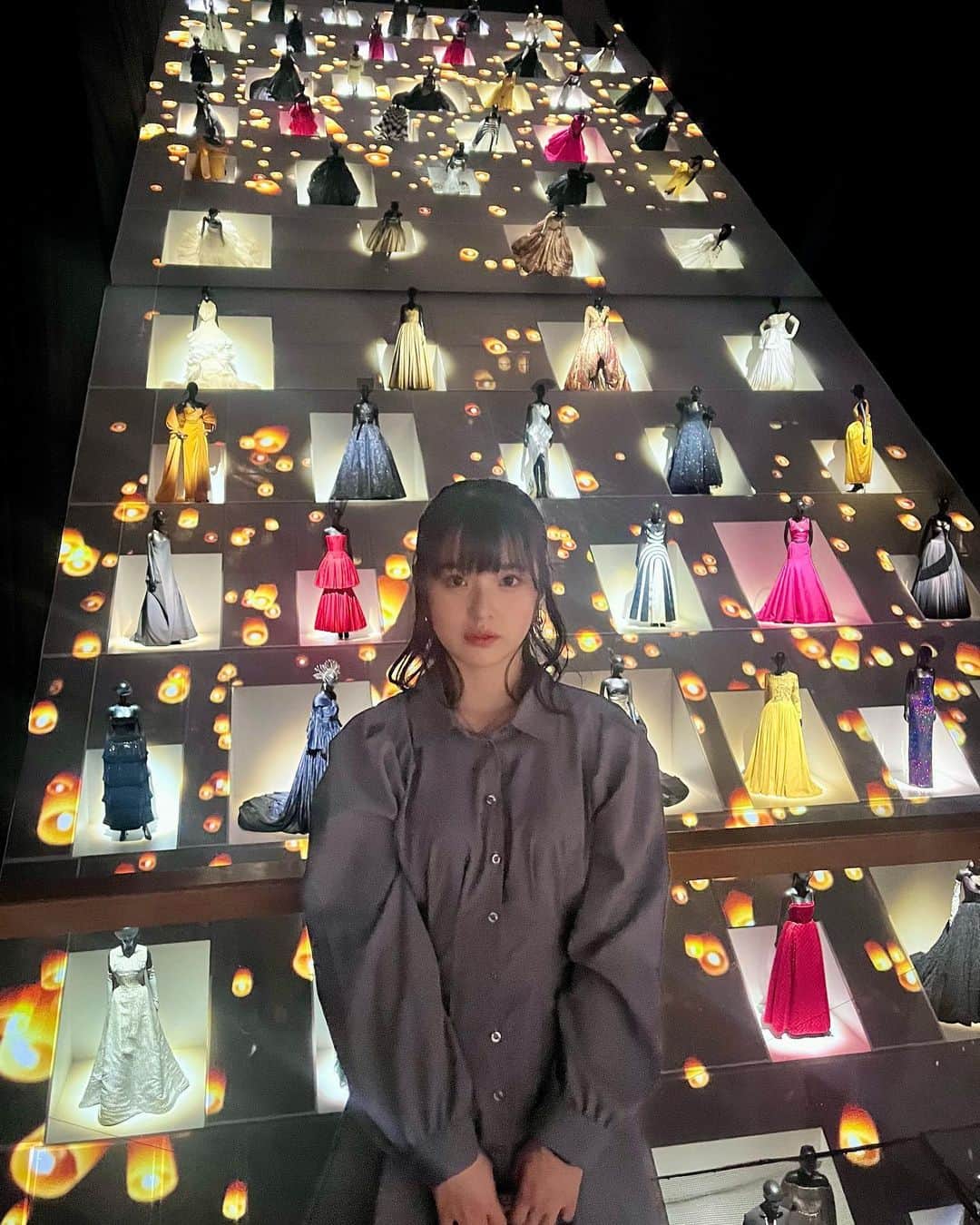 のインスタグラム：「Christian Dior展に行ってきました。 素敵なドレスがいっぱいで幸せな空間でした！ いつかこんな綺麗なドレスが似合う女優さんになりたいなと、夢が膨らみました💭 #Dior #豊嶋花」