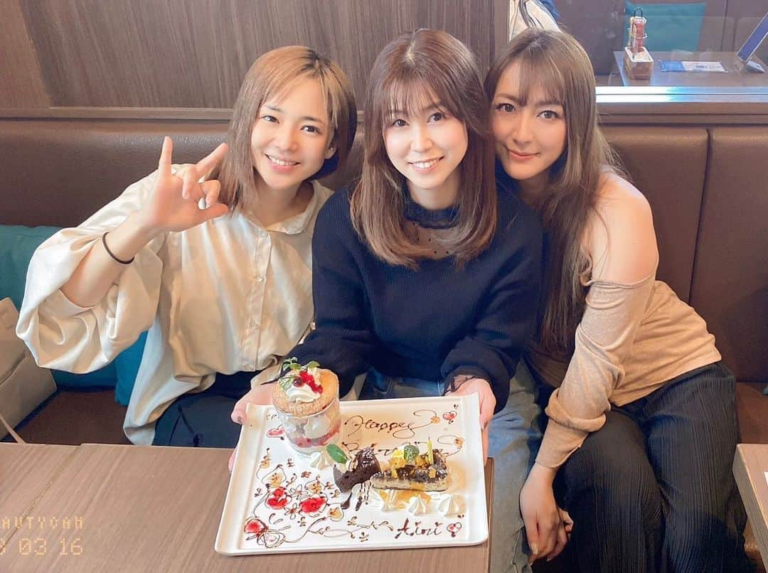 永作あいりのインスタグラム：「お祝いしてもらったぁー💐✨  誕生日、明日だから まさかすぎて  店員さんがプレート持って来てくれた時 一緒にハッピバースデー歌いながら 誰、誕生日だっけー？ って思ってたよねw  ありがとぉぉぉ🫶🏻 らぶ🌸」