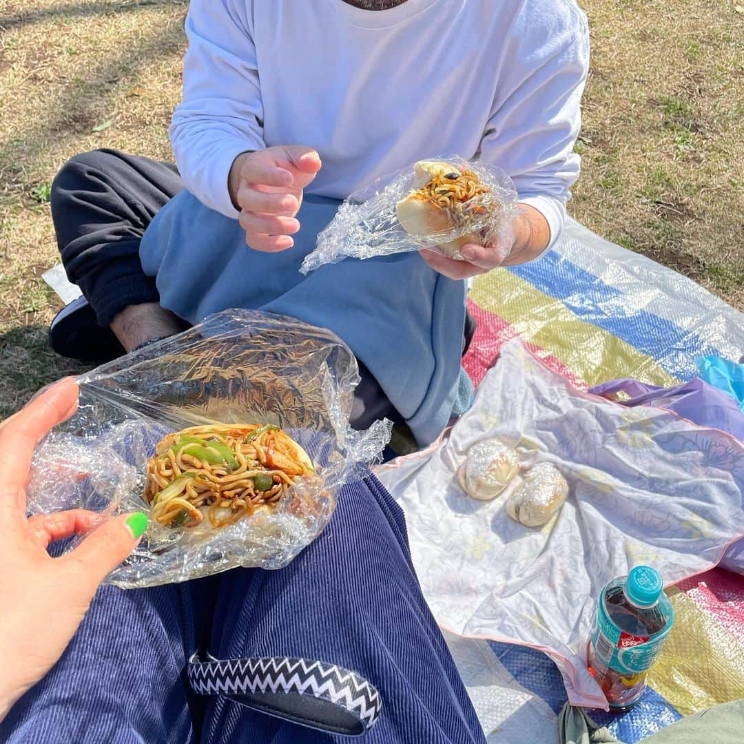 夏目花実さんのインスタグラム写真 - (夏目花実Instagram)「晴れるとピクニックによく出かける家族です。 そろそろお花見シーズンだし 本当嬉しいっす。。 あたたかいほうが確実に確実に全体的に好調。」3月16日 22時53分 - natsume_hanami