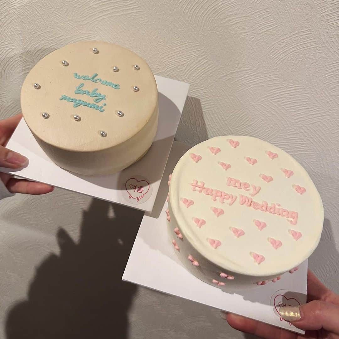 sayocoのインスタグラム：「可愛い🎂で色々お祝い🫶🏻💘 おめでとうが沢山でhappy🤍🤍🤍  久々に(年明け初)みんなに会えて嬉しくて昼間からちょっとよっぱらっちゃった🤷‍♀️❤️‍🔥(みんなごめんw)  大きなお腹のまゆみにも産まれる前に会えてよかった🤰🏼💗 ハルトの時同様に大きい！！！🫣」