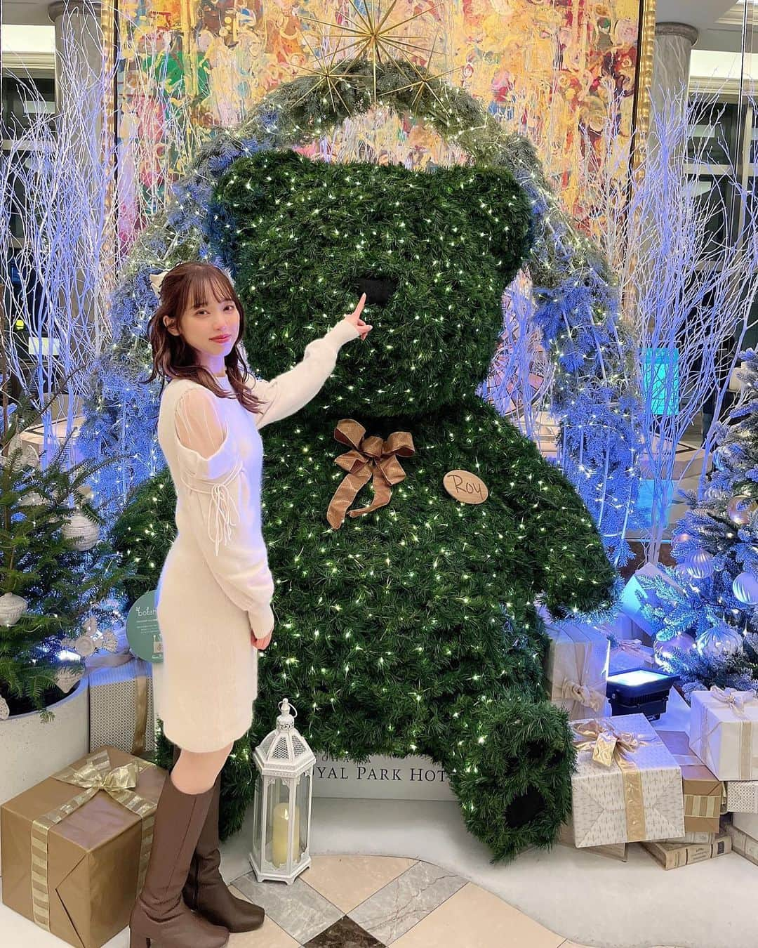 是枝優美のインスタグラム：「通りすがりのクマ🧸‪  これ昨年の12月半ばだったから、イルミネーションがたくさん見えて綺麗だったなぁ🎄  photo by みんママ いつもありがとう♡写真とか動画撮る時、私の上着とかカバンも持って、スマホで撮影してくれるの🥺感謝♡   #マイディア  #是枝優美  #ニットワンピ」