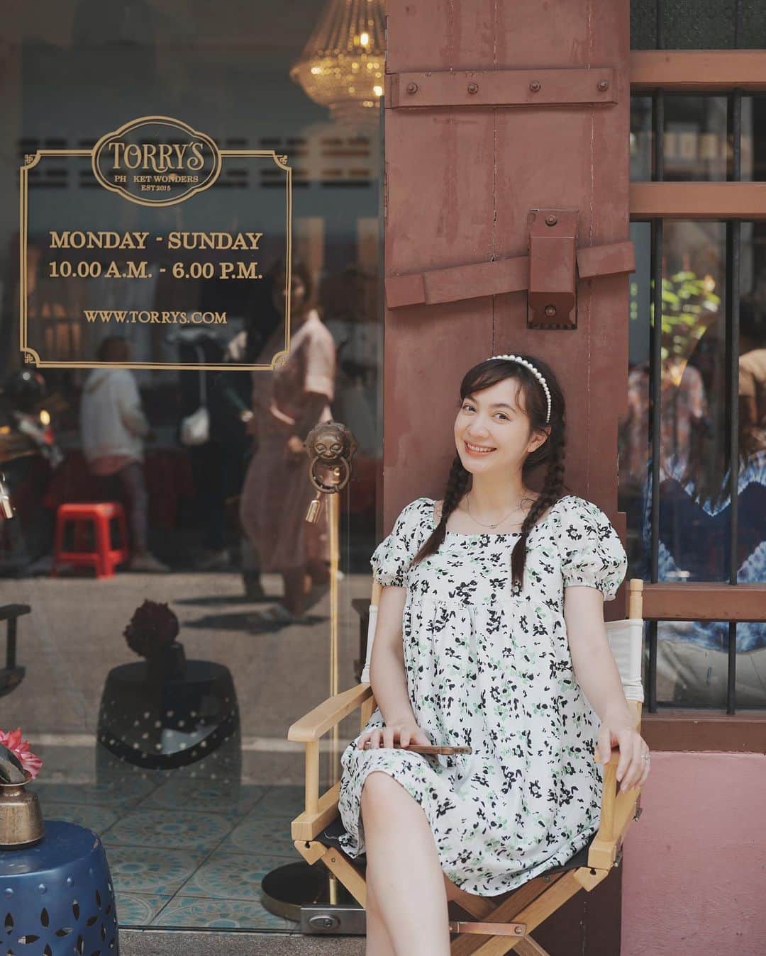 インヤのインスタグラム：「ไปภูเก็ตคือห้ามพลาดร้านไอติมนี้ เมนูไอติมกะทิข้าวเหนียวดำหรือชื่ออะไรซักอย่างเนี้ยแหละ อร่อยจนต้องไปกินรอบ2 😋🤣🥰 ชุดสวยๆจาก @wwpstudio8 ✨」