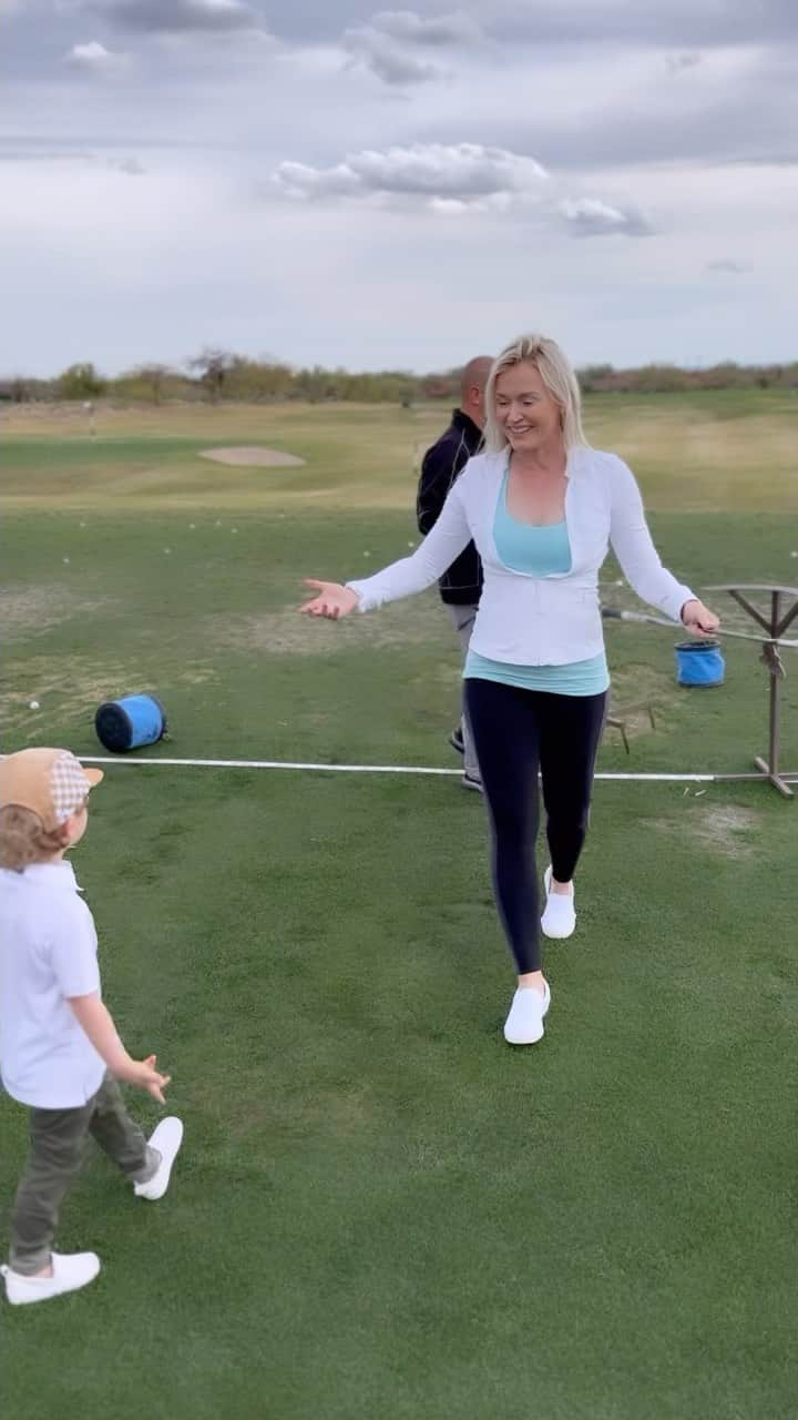 ブレア・オニールのインスタグラム：「These moments are what it’s all about. 💙⛳️ #amiright ?!?  #blaironeal #blaironealgolf #startemyoung」