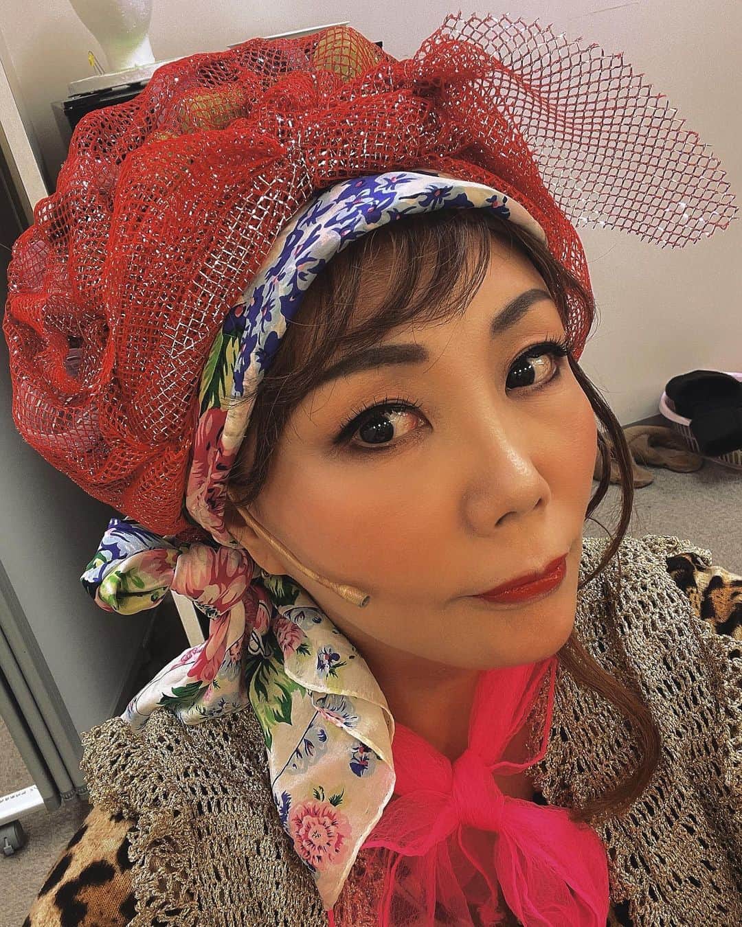 小川菜摘のインスタグラム：「舞台「歌うシャイロック」本日東京公演初日でした❣️ たくさんのご来場ありがとうございました☺໊ トリプルカーテンコール、最後はスタンディングオベーション頂きました😭 千穐楽までお客様に喜んで頂けるように、精一杯務めます‼️ 友達や、日舞の先生、友近も来てくれて💗☺໊嬉しい初日でした❗️  写真は、ラーンスロットの母マージャリーです。 この役の他に、執事のおじいちゃん👴パルサザーも演じています😊 #歌うシャイロック #池袋サンシャイン劇場 #東京初日」